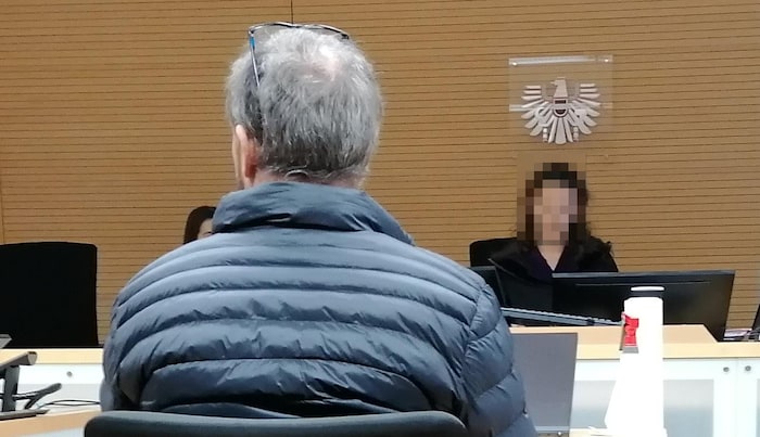 Sichtlich geknickt nahm der Tiroler nach dem tödlichen Unfall vor der Richterin Platz.