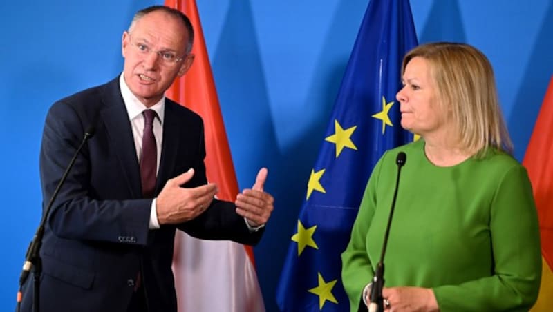 Innenministerin Nancy Faeser (hier mit Amtskollge Gerhard Karner), „weiß nicht, was Österreich und die Niederlande fordern“. (Bild: APA/dpa/Britta Pedersen)