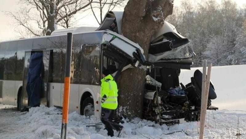 Dienstagfrüh kam ein Schüler bei einem schweren Busunfall in Deutschland ums Leben. 13 weitere Fahrgäste wurden verletzt. (Bild: glomex)