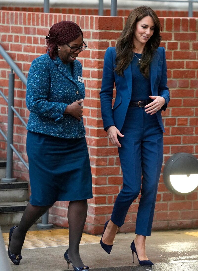 Zur Eröffnung einer Kindertagesklinik kam die Prinzessin von Wales in einem Hosenanzug in Kobaltblau. (Bild: APA/AP Photo/Kirsty Wigglesworth)