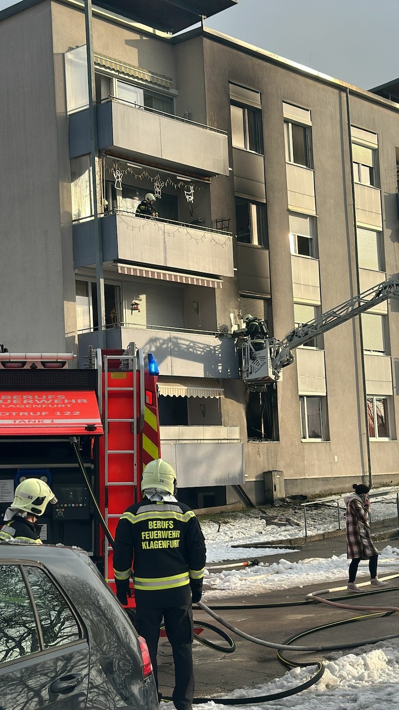 In diesem Mehrparteienhaus ging eine Wohnung in Flammen auf. (Bild: Jennifer Kapellari)