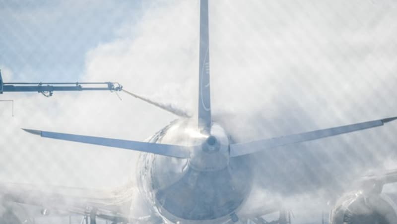 Nach einer sechsstündigen Unterbrechung wegen Eisregens hat der Münchner Flughafen jetzt wieder seinen Betrieb aufgenommen. (Bild: APA/dpa/Jason Tschepljakow)