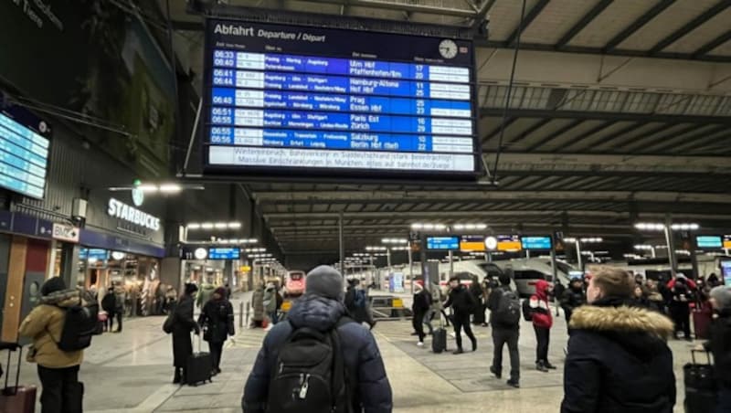 Auch am Hauptbahnhof in München herrscht noch Chaos, die Situation soll sich aber langsam entspannen. (Bild: APA/dpa/Roland Freund)