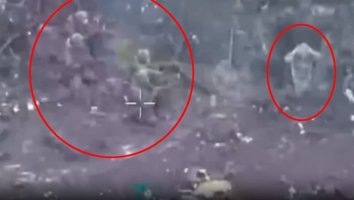 Die Aufnamen aus der Luft zeigen wie ein ukrainischer Soldat, der mit erhobenen Händen aus einem ...