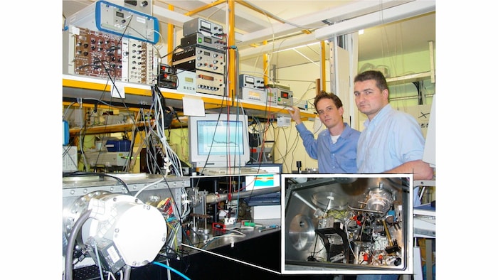 Apparatur, mit der die Herren Michael Hentschel und Reinhard Kienberger (Foto) 2001 an der TU ...