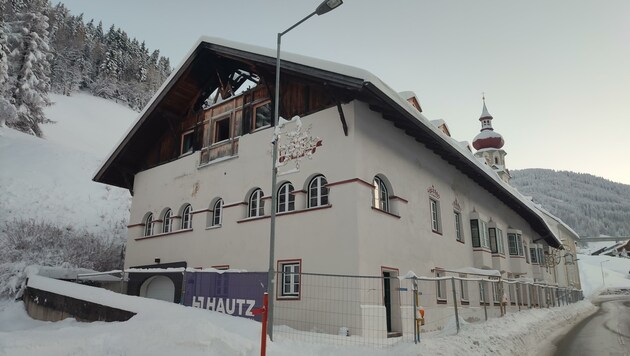 Hinter dieser Fassade droht Zerstörung durch Schnee und Regen. (Bild: Initiative Denkmalschutz)