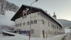 Hinter dieser Fassade droht Zerstörung durch Schnee und Regen. (Bild: Initiative Denkmalschutz)