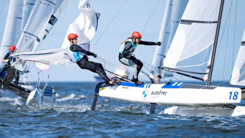 Tanja Frank als Vorschoterin von Steuermann Lukas Haberl (li.) bei der Nacra17-WM vor Den Haag. (Bild: OeSV/Dominik Matesa)