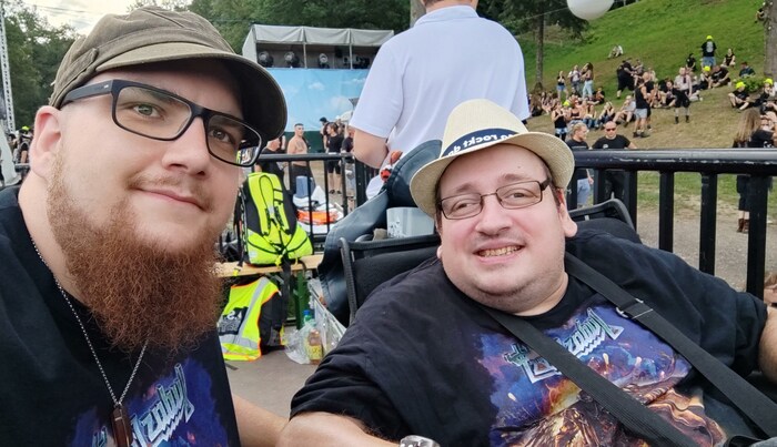 Mit einem Freund beim Judas-Priest-Konzert