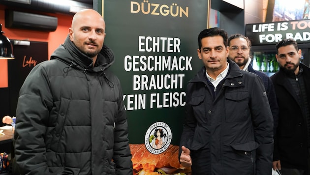 „Dönermeister“ Kadir Sicimoglu (links) und Ergün Kuzugüdenli (Mitte), Gründer der Aysen Food Group, feierten gemeinsam mit vielen Gästen vegane Döner-Premiere. (Bild: avenpi)