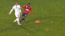 Kongolo sieht in seinem dritten Bundesligaspiel zum zweiten Mal Rot. (Bild: Screenshot: Sky)