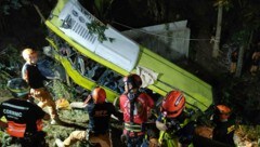 Bei einem schweren Busunglück auf den Philippinen sind am Dienstag 17 Menschen ums Leben gekommen. (Bild: APA/AFP/Iloilo City Disaster Risk Reduction and Management Office)