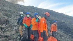 Mehr als 30 Teams mit insgesamt 300 Rettungskräften sind im Einsatz, um die beim Vulkanausbruch ums Leben gekommenen Bergsteiger ins Tal zu bringen. (Bild: AFP/National Search and Rescue Agency)