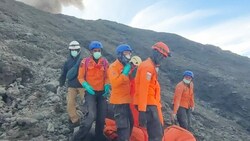 Mehr als 30 Teams mit insgesamt 300 Rettungskräften sind im Einsatz, um die beim Vulkanausbruch ums Leben gekommenen Bergsteiger ins Tal zu bringen. (Bild: AFP/National Search and Rescue Agency)