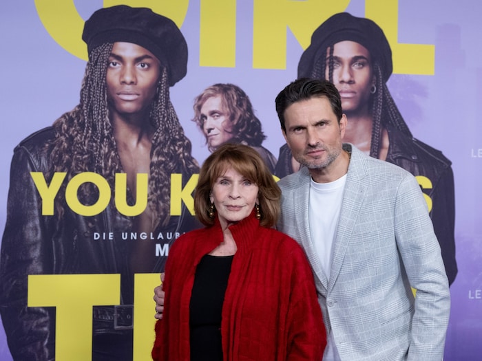 Simon Verhoeven mit seiner Mutter Senta Berger bei der Premiere in München.
