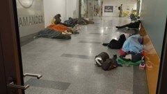 Die Caritas ruft dazu auf, das Wärmetelefon in Anspruch zu nehmen. In Wien suchen Obdachlose Zuflucht an öffentlichen Orten, um sich vor der Kälte zu schützen.  (Bild: „Krone“-Leserreporter)