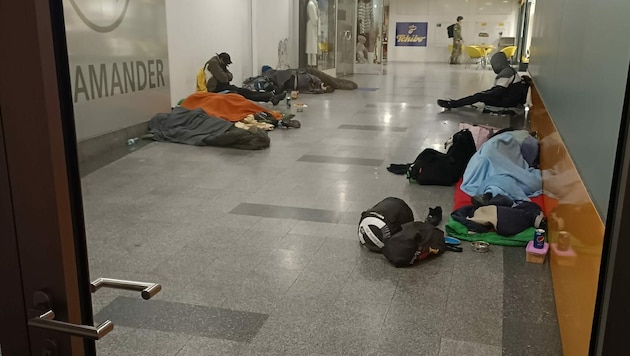 Die Caritas ruft dazu auf, das Wärmetelefon in Anspruch zu nehmen. In Wien suchen Obdachlose Zuflucht an öffentlichen Orten, um sich vor der Kälte zu schützen.  (Bild: „Krone“-Leserreporter)