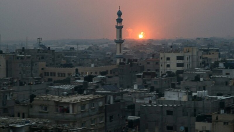 Israels Armee ist nach eigenen Angaben „ins Herz“ von Chan Junis (Bild), der größten Stadt im Süden des Gazastreifens, vorgestoßen. (Bild: APA/AFP/Mohammed Abed)