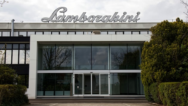 Lamborghini (im Bild der Eingang zum Hauptquartier des Sportwagen-Herstellers) führt als erster Autobauer in Europa eine verkürzte Arbeitswoche ein. (Bild: Claudio Caridi - stock.adobe.com)