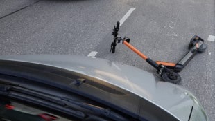 Der Scooter-Fahrer wollte sich durch den stauenden Verkehr schlängeln und übersah dabei einen herannahenden Pkw. (Symbolbild) (Bild: Ewa Leon/stock.adobe.com)