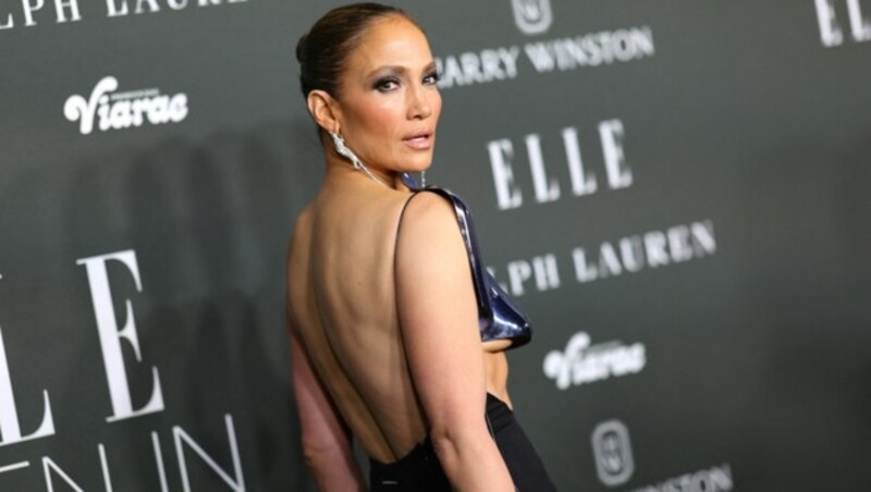 Jennifer Lopez‘ Outfit ließ tiefe Einblicke zu. (Bild: APA/Getty Images via AFP/GETTY IMAGES/Matt Winkelmeyer)