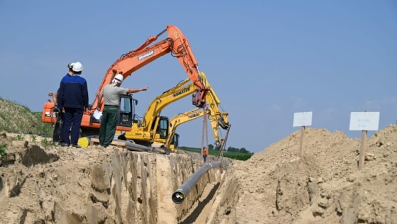 So sieht der Leitungsbau aus: Die Rohre werden in etwa 1,5 Metern Tiefe verlegt (Bild: Gas Connect Austria (GCA) / Gas Connect Austria GmbH / APA-Fotoservice)