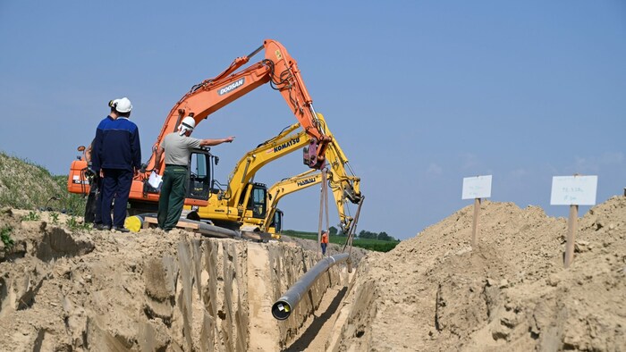 So sieht der Leitungsbau aus: Die Rohre werden in etwa 1,5 Metern Tiefe verlegt