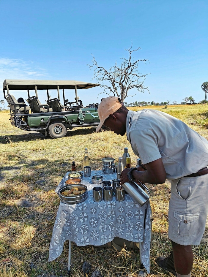 Ein kleines feines Picknick bei den Pirschfahrten: Morgens gibt es etwa Kaffee, abends Gin ...