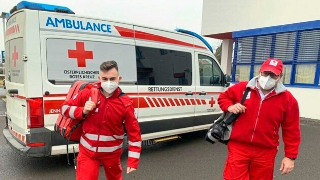 Mit dem Rettungsdienst wurde die stark unterkühlte und schwer verletzte Patientin ins Spital Eisenstadt gebracht. (Bild: Christian Schulter)