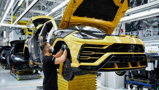 Mit Lamborghini testet der erste Autobauer in Europa eine verkürzte Arbeitswoche - in Österreich ist sie bei einigen Unternehmen längst Alltag.  (Bild: HANDOUT / AFP / picturedesk.com)