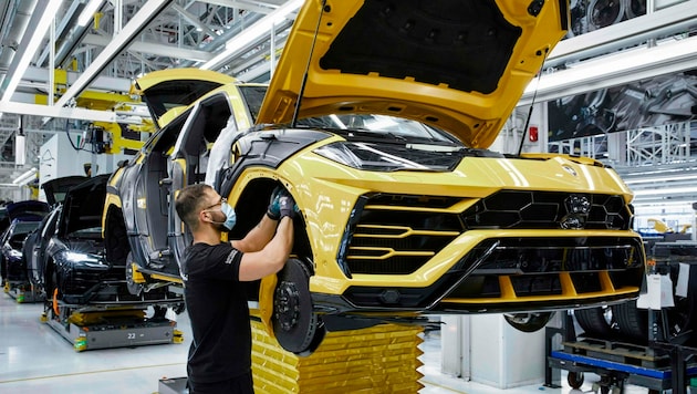 Mit Lamborghini testet der erste Autobauer in Europa eine verkürzte Arbeitswoche - in Österreich ist sie bei einigen Unternehmen längst Alltag.  (Bild: HANDOUT / AFP / picturedesk.com)