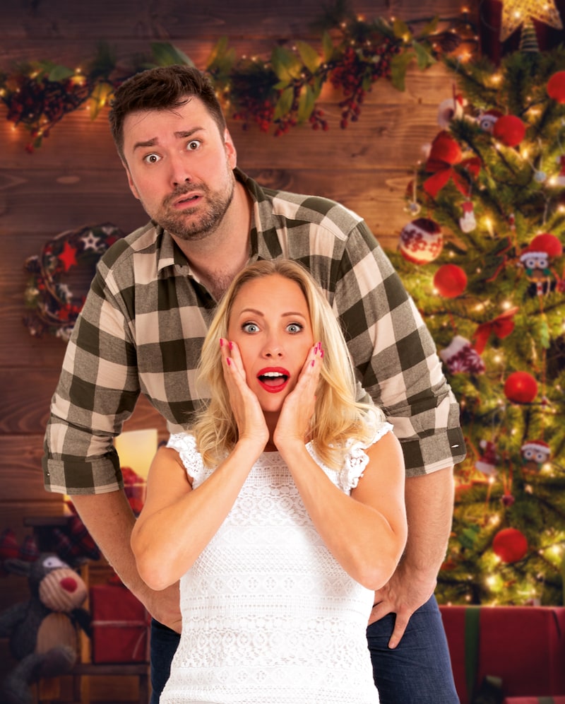 Rory Six und Linda Hold in „Weihnachtsengel küsst man nicht“ (Bild: Theatercouch/Anja Grundböck )