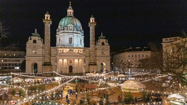 Einzigartiges Kunsthandwerk im Advent gibt es seit 30 Jahren auf dem Karlsplatz. (Bild: Lisa-Maria Trauer)
