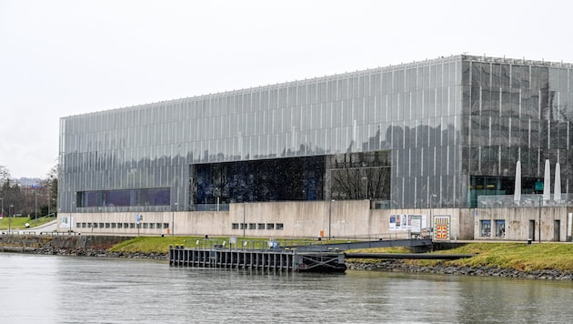 An der Schiffsanlegestelle beim Lentos war gefilmt worden, wie aus einem Schiff „braune Brühe“ in die Donau lief – es waren Fäkalien (Bild: Harald Dostal / 2023)