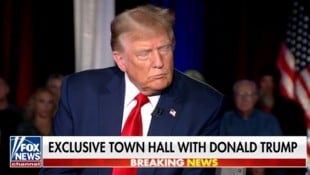 Für Fox News ließ sich Trump vor dem Super Bowl in einer Bar in Washington interviewen.
