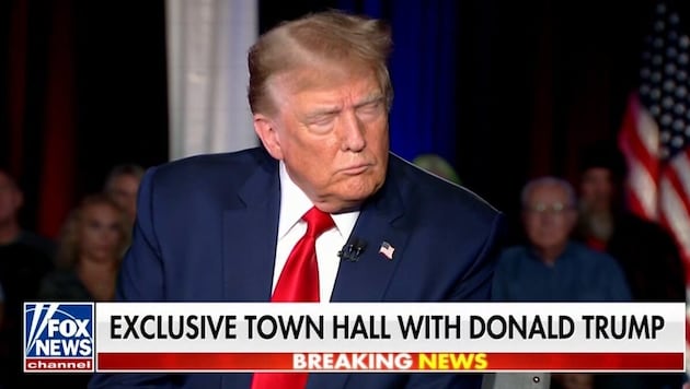 Für Fox News ließ sich Trump vor dem Super Bowl in einer Bar in Washington interviewen.
