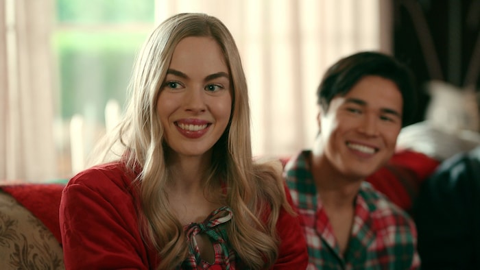 Lizzie (Sarah Dugdale) und Denny (Kai Bradbury) am Weihnachtsmorgen in „Virgin River“.