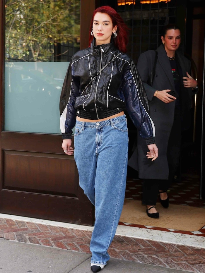 Dua Lipa liebt lässige Mom-Jeans.