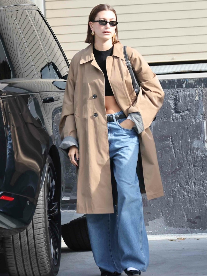 Hailey Bieber kombinierte einen schicken Mantel zu ihrem Denim-Liebling. (Bild: www.PPS.at)