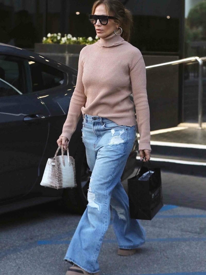 Jennifer Lopez trägt eine zerrissenen Wide-Leg Jeans zu einem bequemen Rollkragen-Pullover. (Bild: www.photopress.at)