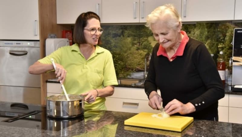 Heimhelferin Sonja kocht gemeinsam mit der Bewohnerin Theresia Thanner. (Bild: Holitzky Roland)