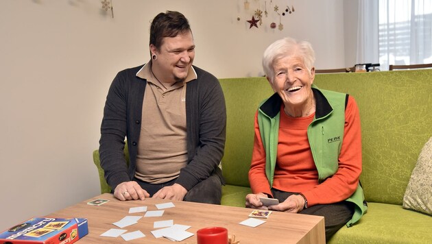 Heimo Zlöbl spielt mit der Bewohnerin Elfriede Pfeifenberger Memory. (Bild: Holitzky Roland)