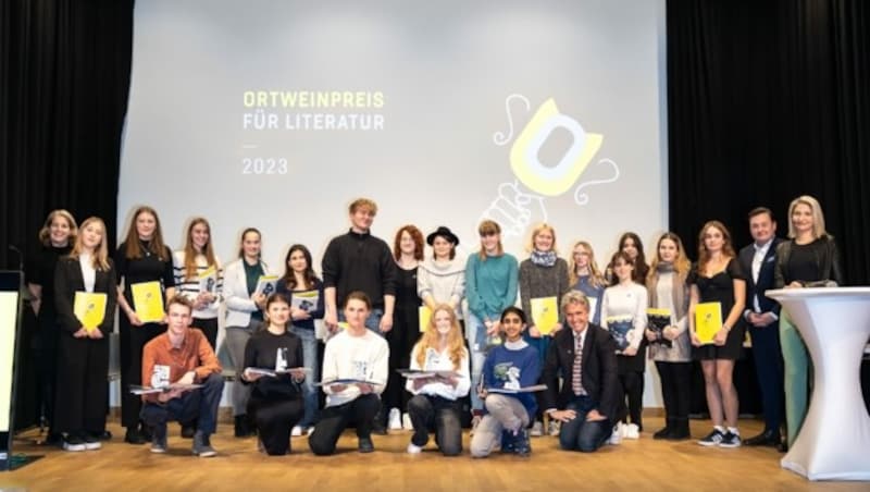 Die Finalisten des Ortweinpreises für Literatur 2023, vorne von links: Manuel Hirschegger (Platz 5), Liliane Plöschberger (Platz 4), Yiannis Pagger (Platz 3), Jasmin Fuchs (Platz 1), Mahnoor Khan (Platz 2) und Direktor Manfred Kniepeiss (Bild: Iman Kursumovic)