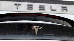 Der Streit in Schweden um einen Tarifvertrag für rund 130 Mechaniker des US-Elektroautobauers Tesla zieht weite Kreise in Skandinavien. (Bild: AP)