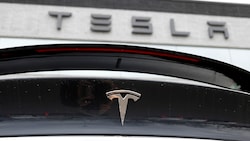 Der Streit in Schweden um einen Tarifvertrag für rund 130 Mechaniker des US-Elektroautobauers Tesla zieht weite Kreise in Skandinavien. (Bild: AP)