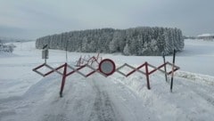 Die Freiwilligen haben immer wieder mit Uneinsichtigen zu kämpfen, die aufgestellte Straßensperren umfahren. (Bild: Jasmin Huemer)