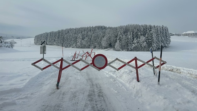 Die Freiwilligen haben immer wieder mit Uneinsichtigen zu kämpfen, die aufgestellte Straßensperren umfahren. (Bild: Jasmin Huemer)