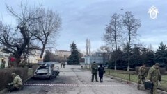 Ermittler am Ort des Autobombenanschlags, in dessen Zuge der Abgeordnete Oleg Popow getötet wurde. (Bild: APA/AFP/RUSSIAN INVESTIGATIVE COMMITTEE/Handout)