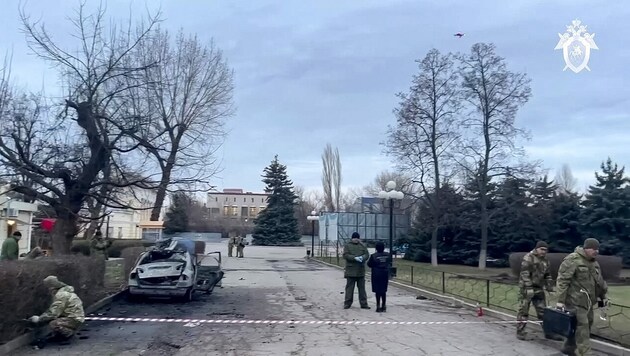 Ermittler am Ort des Autobombenanschlags, in dessen Zuge der Abgeordnete Oleg Popow getötet wurde. (Bild: APA/AFP/RUSSIAN INVESTIGATIVE COMMITTEE/Handout)