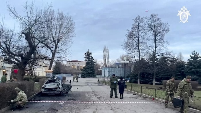 Ein zerstörtes Auto in der Ukraine nach einem Bombenanschlag
